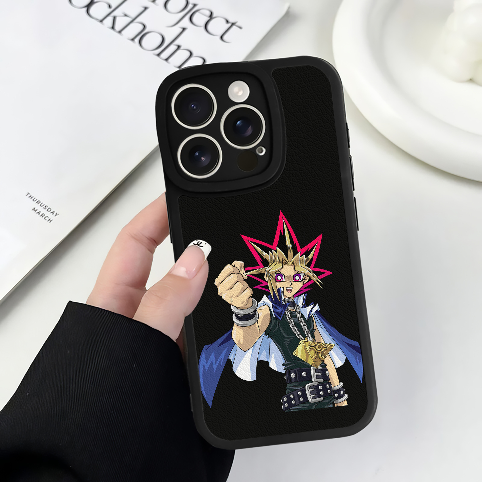 （画像用） 遊☆戯☆王 Yu-Gi-Oh! 【iPhone 16シリーズ対応】シリコンスマホケース（レザー調） 材質：シリコン